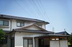 일본 가나자와시 주택 상공을 지나는 철탑사진